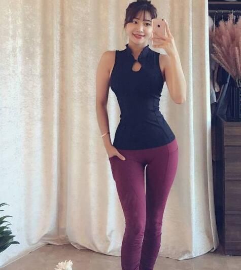 紧身装小姐姐勾勒出S曲线，展现完美身材，很有女人味！