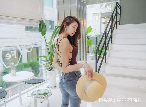 街拍:小姐姐牛仔裤出街,个性美观又不失性感,看上去很有女人味