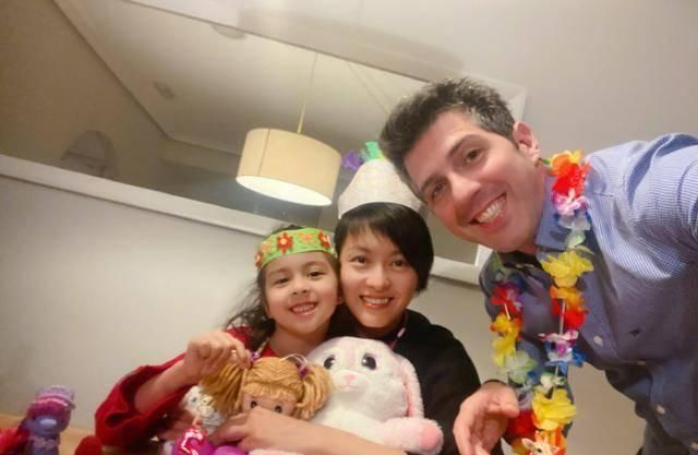  【风格】梁咏琪晒90年代旧照，罕见长发造型，女儿Sofia：这不是你的风格