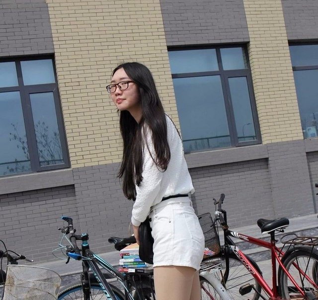 街拍丝袜长腿美女，炎炎夏季穿上丝袜凉爽又吸睛！