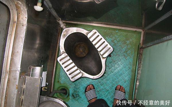 火车上厕所，“粪便”直接排轨道上？乘务员：说出来你可能不信