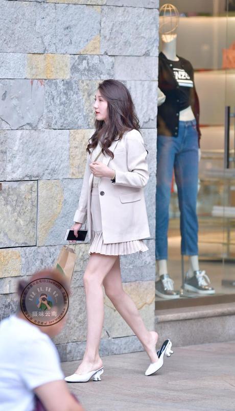 街拍：T恤搭配复古宽松版牛仔裤，清新优雅效果立竿见影