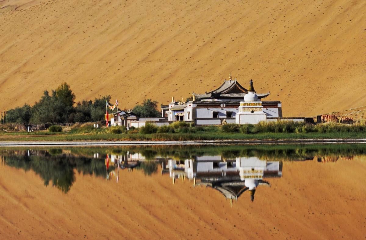 沙漠腹地的寺庙，没有电更没有信号，只有住持一人坚守着!