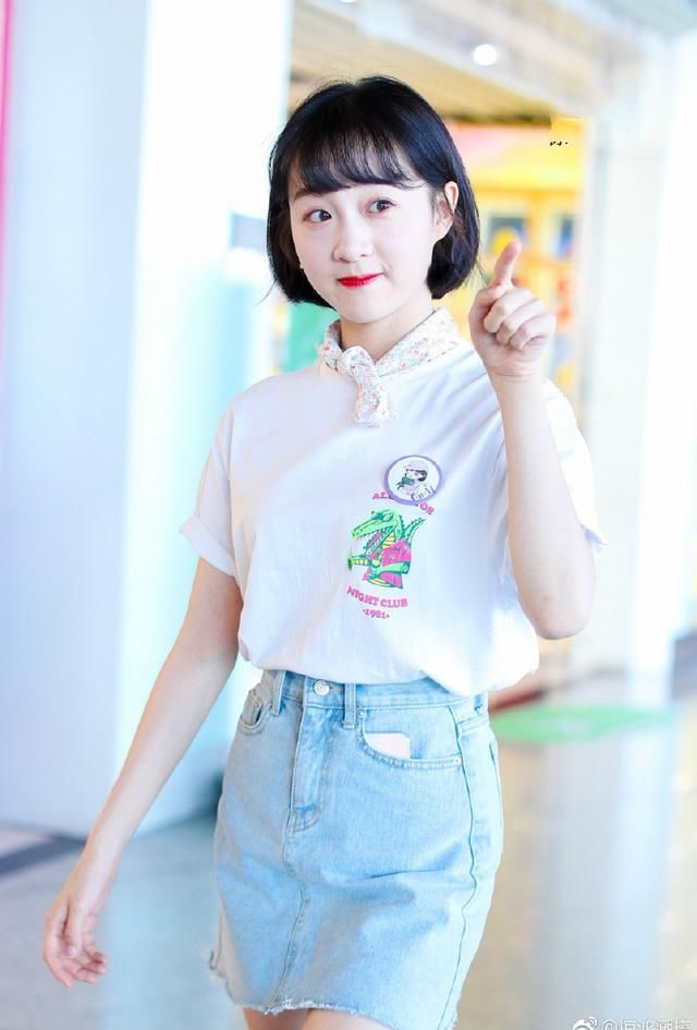 李子璇真会装嫩，23岁还穿小学生的衣服，却被裙子勒出了小肚子