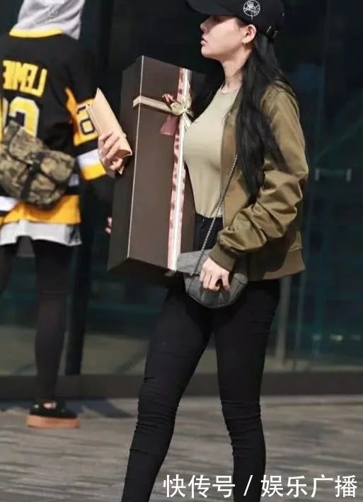 气质小姐姐紧身运动装绷出柔美曲线,网友:36D傲人的胸围横向发