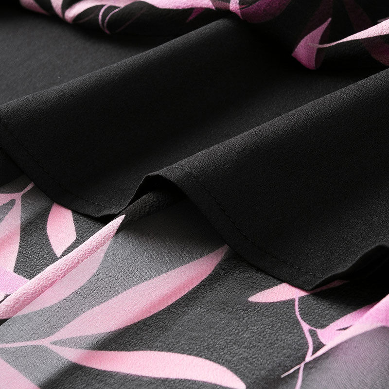 如若你皮肤偏黄,试试“白嫩裙”,40-53岁女人穿洋气又减龄