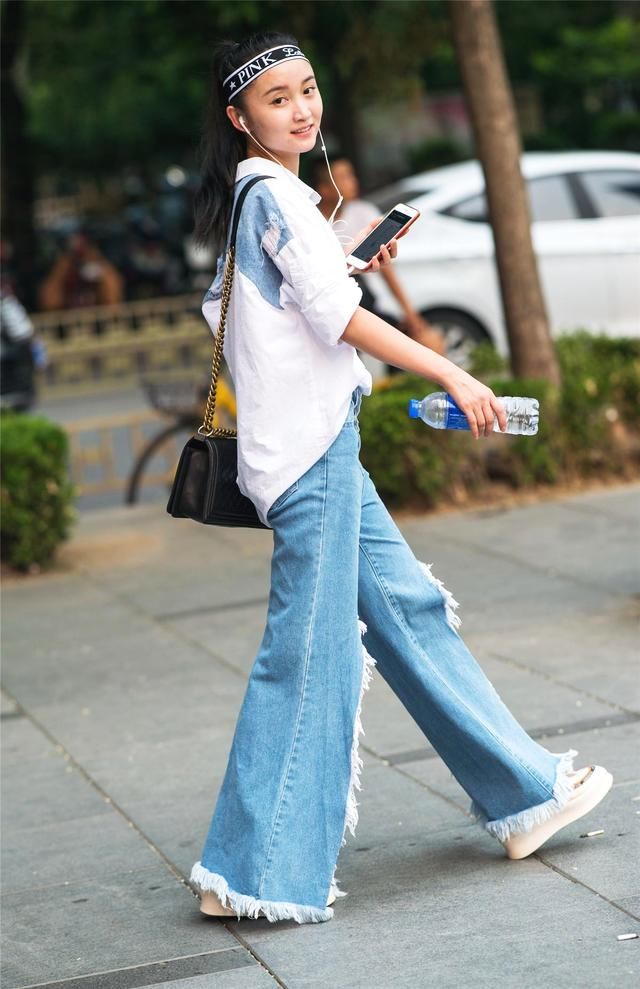 小姐姐穿着比破洞还酷的牛仔裤,酷酷的时尚中带着甜美范儿