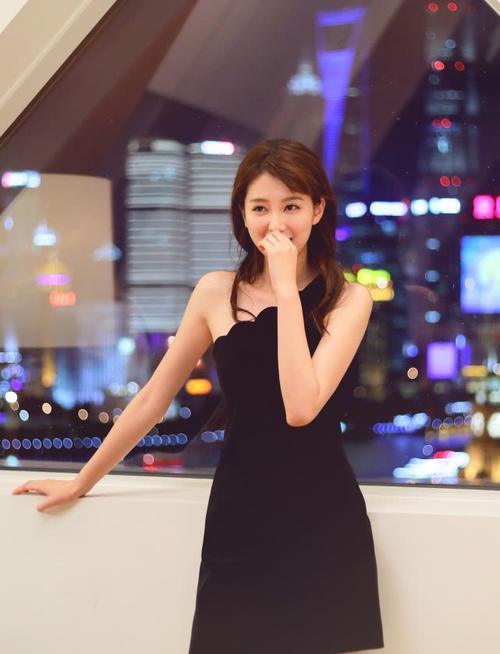 乔欣穿短裤秀“芭比腿”，却被腰上的黑色“麻球”抢镜，尴尬了！