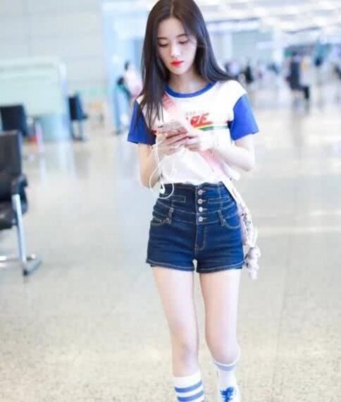 鞠婧祎为凹造型真是拼了，紧身上衣配紧身裤，当众扯衣服好尴尬