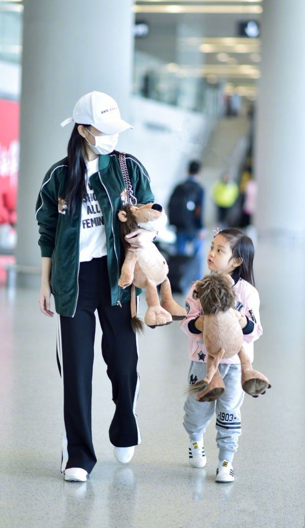 李小璐:小甜馨穿衣品味越来越潮了，妈妈不愧是时尚达人