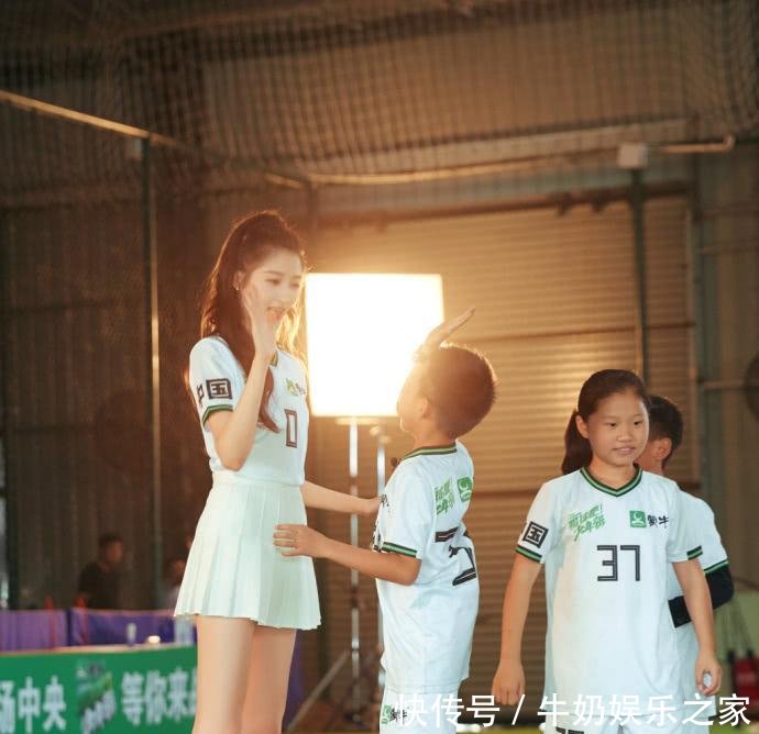 身高172的关晓彤, 一旦秀起腿来挡都挡不住, 裙子都提到胸了!