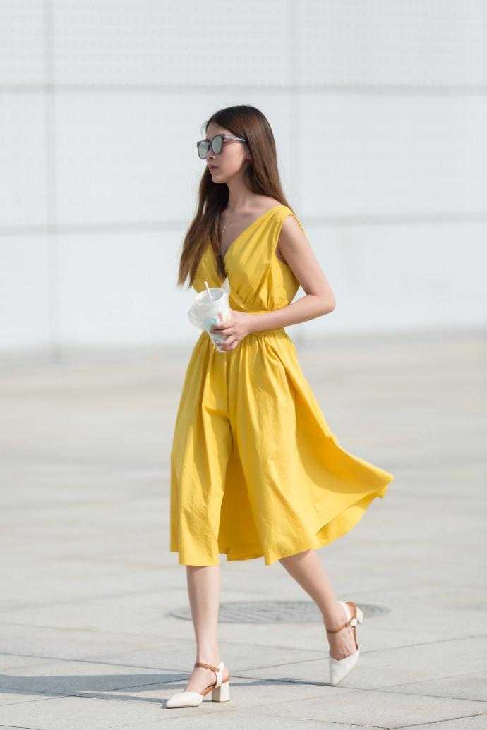 重庆街拍, 这样的穿搭修饰魅力身材, 让姑娘的女人味得到尽情舒展