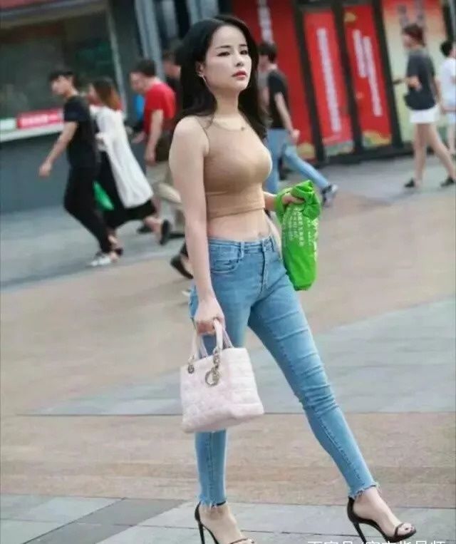牛仔裤小姐姐，穿出了潇洒，穿出了优美气质，更穿出了美丽时尚