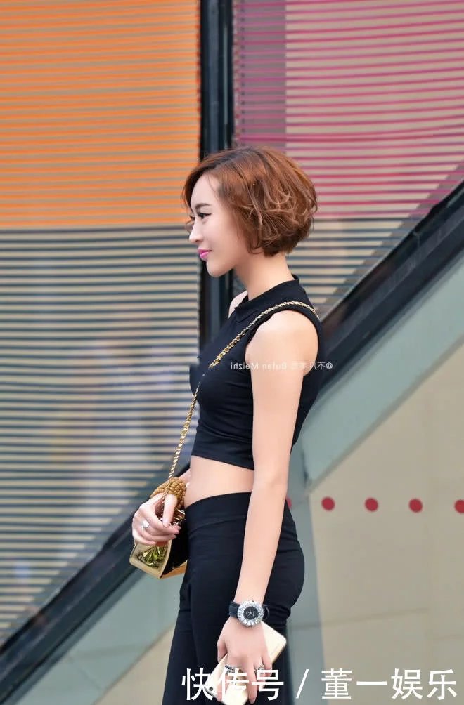 青春妩媚的小姐姐，金黄色的短发给人一种成熟妩媚的感觉