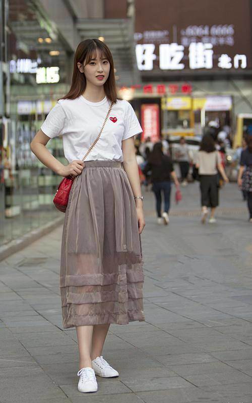 路人街拍，这款紧身吊带裙，让小姐姐柔美中又带着几分小性感