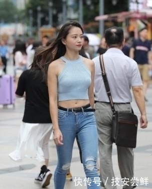 让小姐姐:修身背心搭配牛仔裤,时尚又奢华,彰显女人的独特魅力!