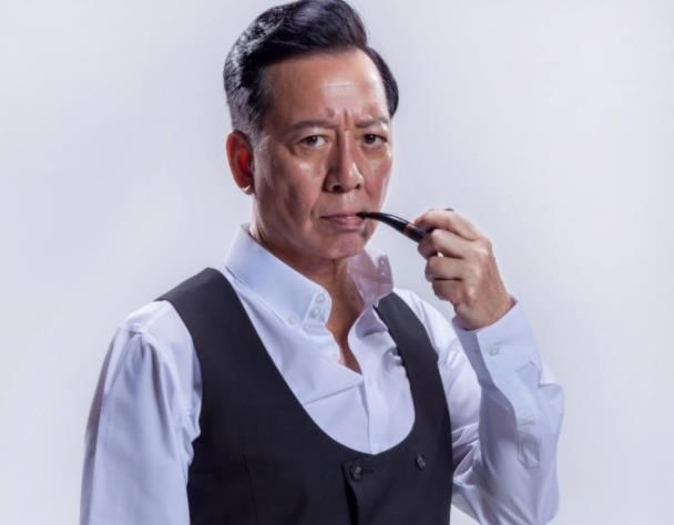  『家庭』他是演员骆应钧，家庭背景十分的显赫，演的影视作品不下于200部