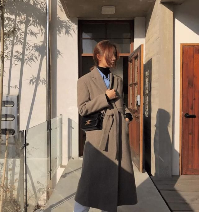  【会把女生们】快扔掉你的“ 羽绒服 ”吧，这几款长大衣早春穿“仙”到没朋友