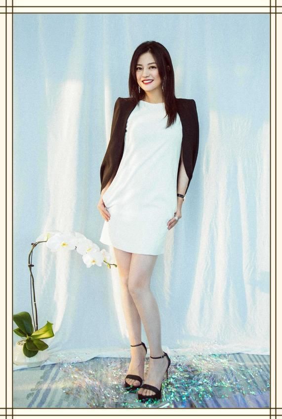 赵薇牛仔裤中间破洞就算了,还上面松下面紧?网友直呼:看不懂!