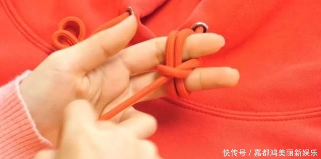 漂亮:今年最流行的卫衣绳子打结法,既漂亮又个性,方法简单一学就会!