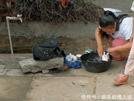 《变形计》农村妹妹帮富家女刷鞋，富家女满脸心疼，原来是AJ