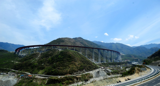  「中国」中国最宏伟的大桥，可在山肚子里连续转两圈，老外都服
