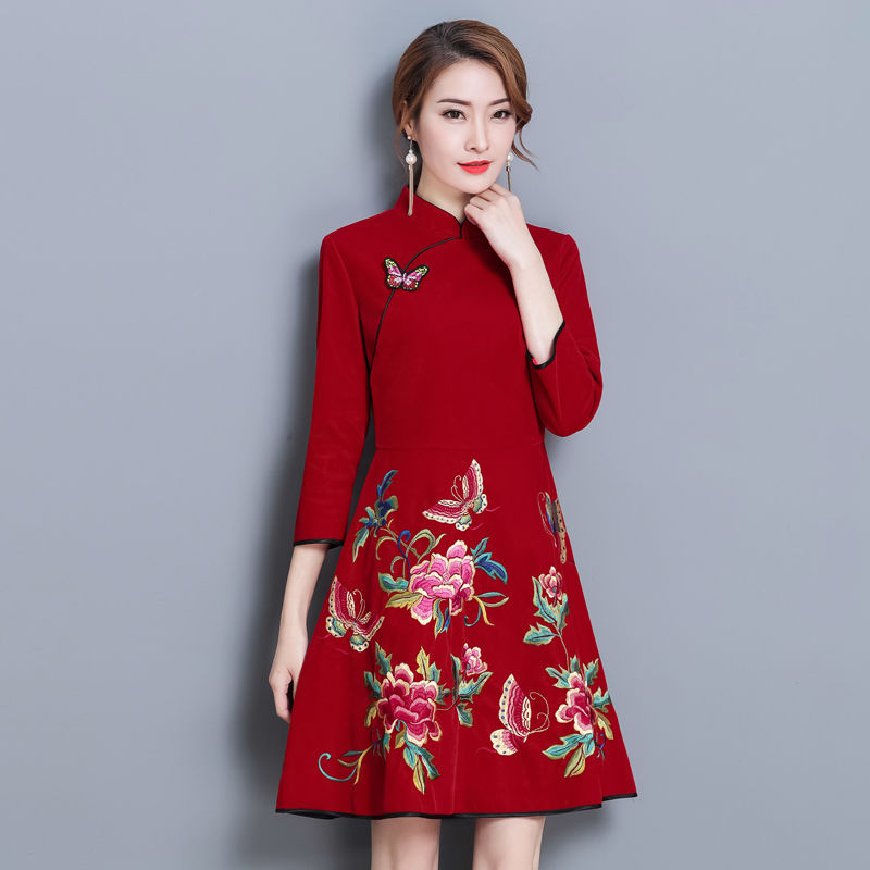 有一种美叫“旗袍”，立秋已到，42岁老婆穿旗袍，简直美若天仙