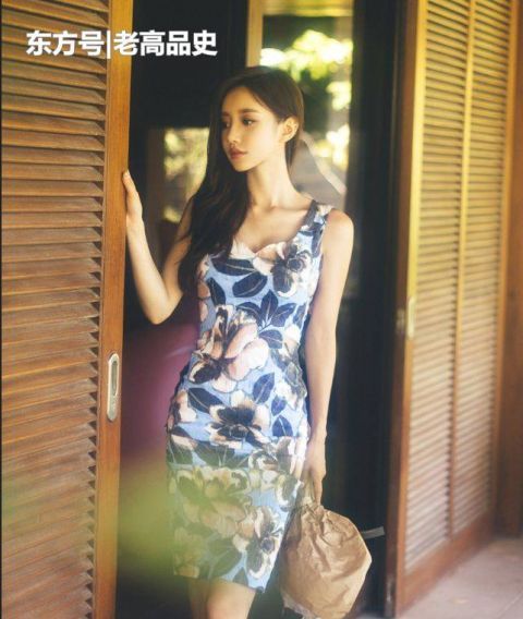 【精致】女神穿搭秀:颜值很高的紧身裙美女,展现身材细节的精致感!