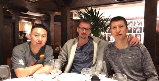 郭士强与助教现身皇家马德里篮球队主场观战_