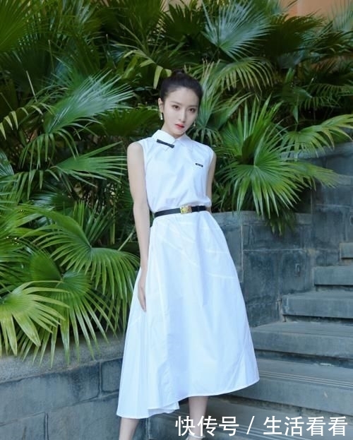 『 出演』如今穿抹胸黑天鹅礼裙,美到不敢认,接替宋祖儿出演《全职高手》