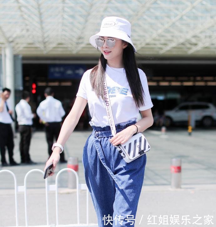 沈梦辰穿露脐装去机场, 肚脐眼的钻石很闪, 网友: 海涛送的吧?