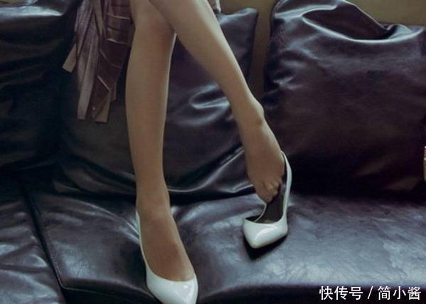 尖头细跟,简单又不单调,不仅衬托腿部优势,还有效拉长小腿曲线