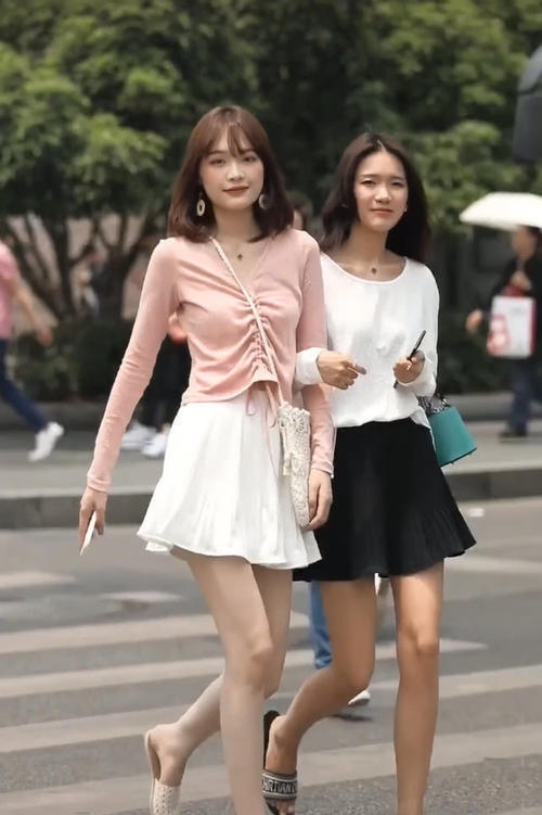 美女@美女太“年轻”了,和女神穿闺蜜装,腿像10年没洗一样,佩服!