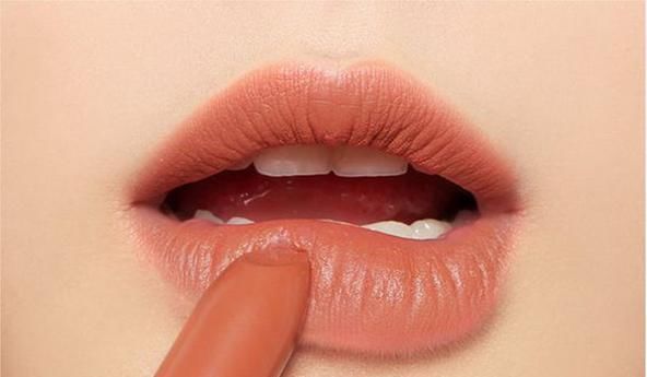  『适合』你的肤色适合什么色调的口红你真的知道吗? 5种肤色口红搭配, 涂对了让你美丽加倍