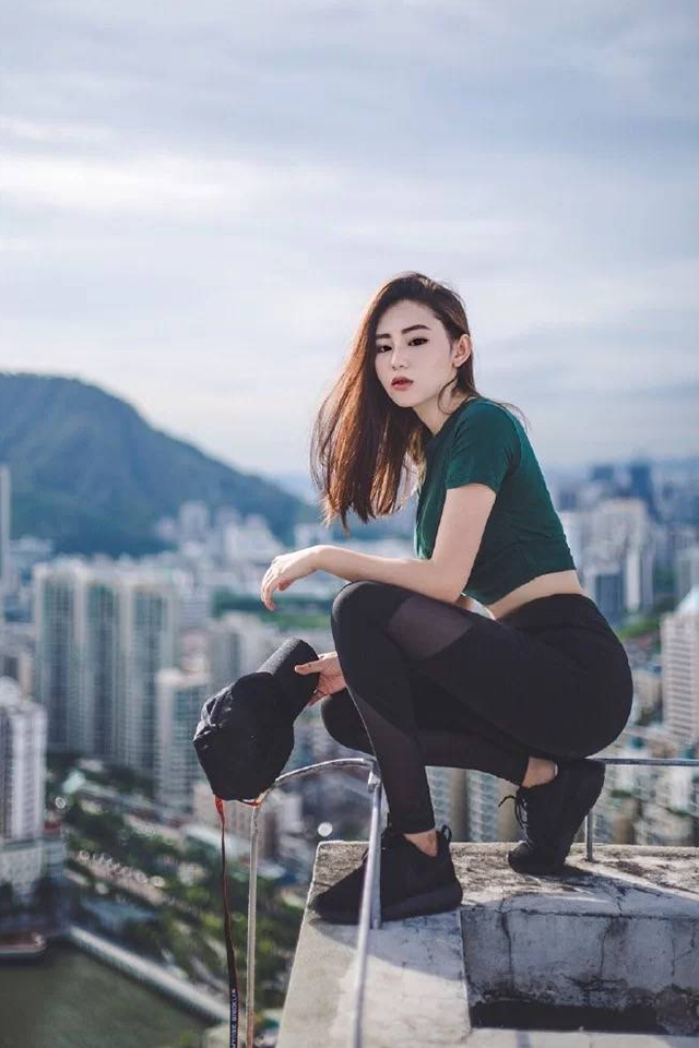 紧身打底裤美女,配上吊带小背心,清新不失性感,让人流连忘返!