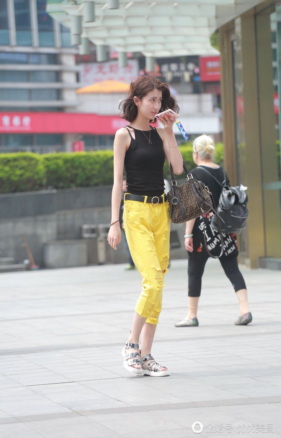 街拍美女，北城天街身材好又清凉的美眉们