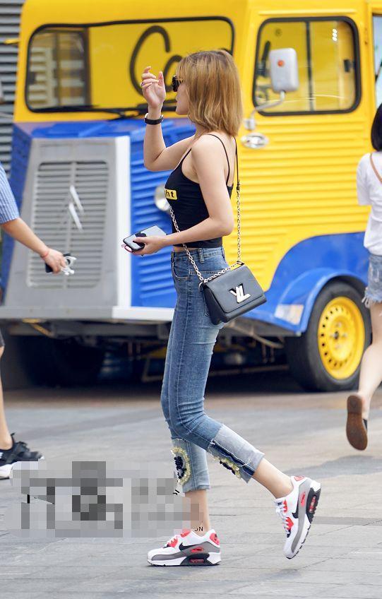 街拍:时尚女神穿白T,下衣消失露美腿,真是不容小觑!