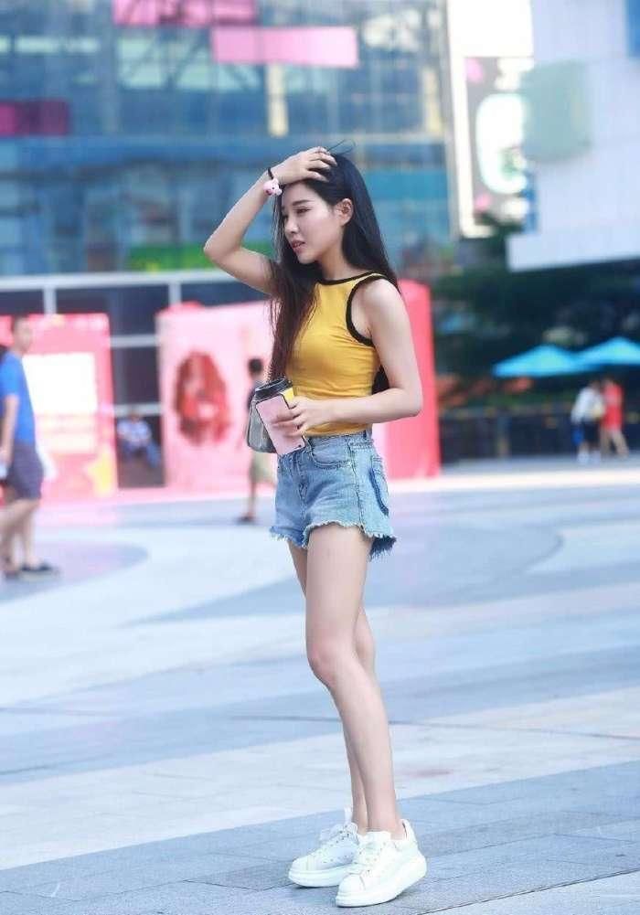 美女展现高颜值的牛仔装扮，身材高挑，轻松秀出长腿，很好看!