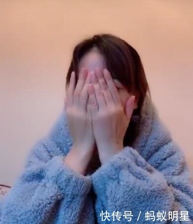 「臃肿」54岁周海媚真的老了!一袭棉服暴露臃肿身材,皮肤松弛皱纹好明显