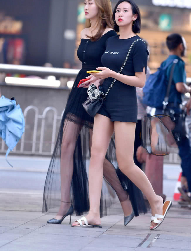 两位小姐姐当街美腿大比拼,分不清谁输谁赢,一路走来气质非凡,