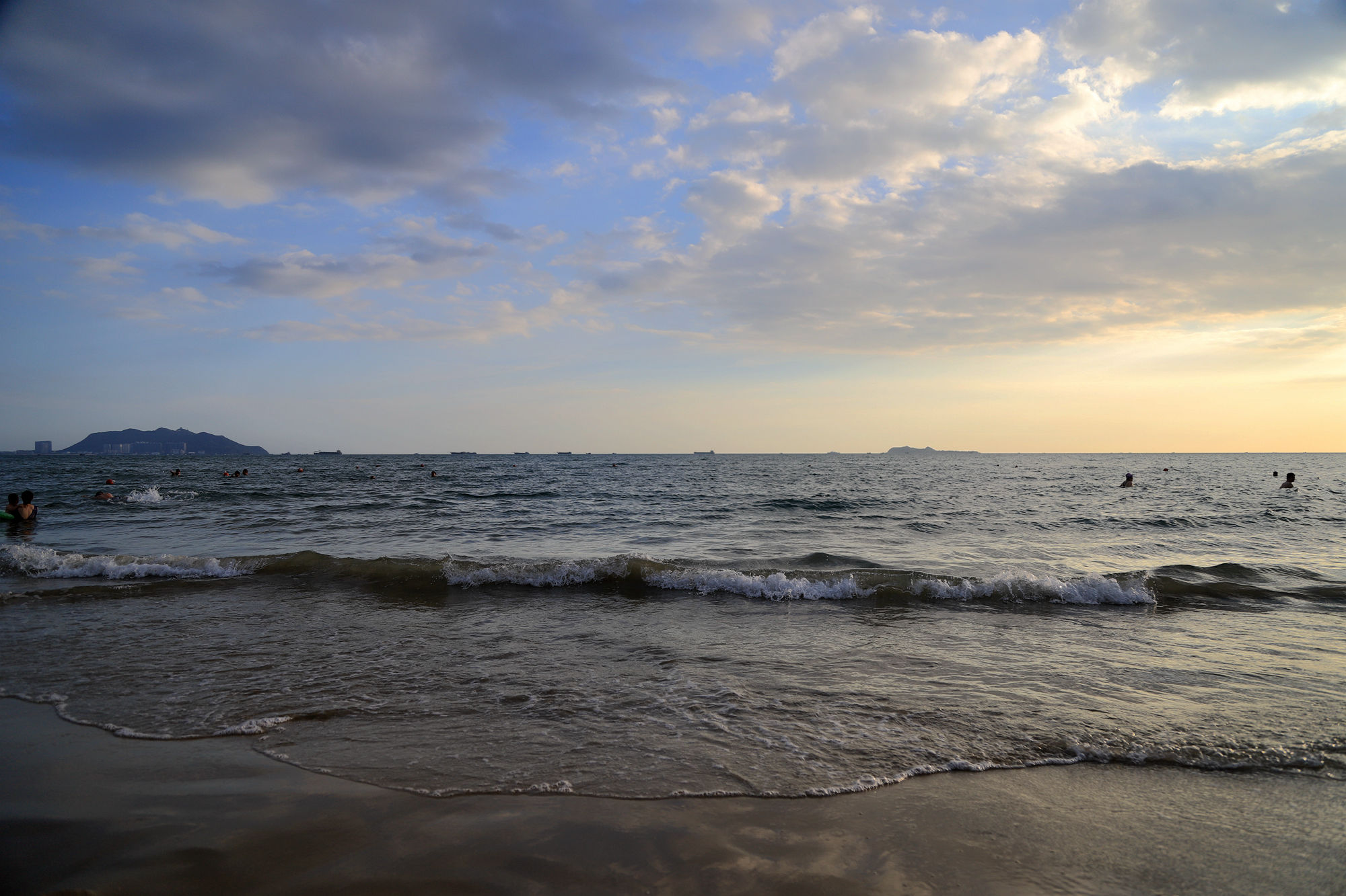 【遇上一座城】请到天涯海角来，一起去看比基尼大长腿的三亚微游