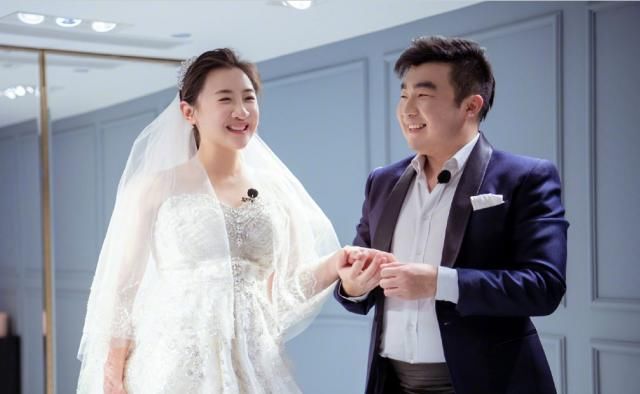  [婚纱照]何雯娜挺着孕肚与丈夫的婚纱照释出，梁超一脸宠溺，十分有爱