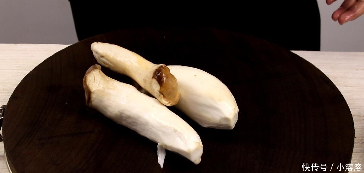 #餐桌上#买杏鲍菇时,选大的还是小的好?蔬菜贩子说漏了嘴,以后别瞎买