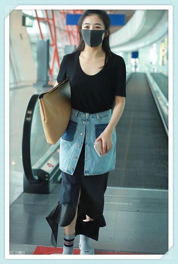 张含韵的时尚真难懂！不仅在长裙外套条短裙，还把袜子当鞋子穿！