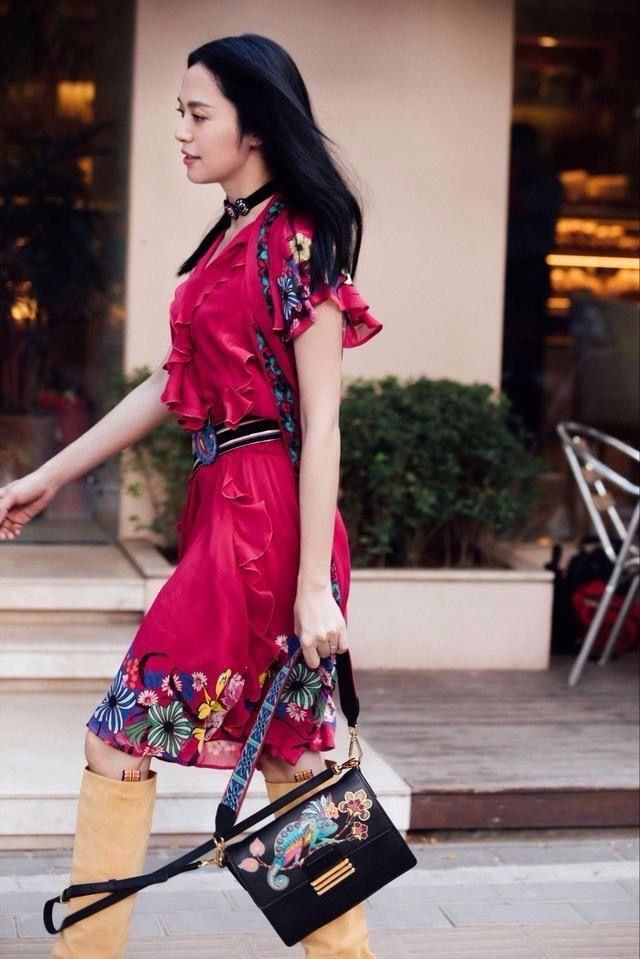 姚晨夏天裙子，搭配冬天皮靴，奇葩到没朋友！