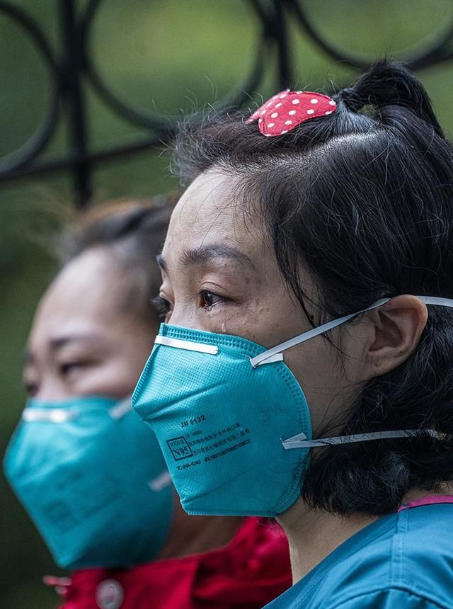  [医护人员]武汉91岁老兵出院 含泪向北京医疗队队员致军礼