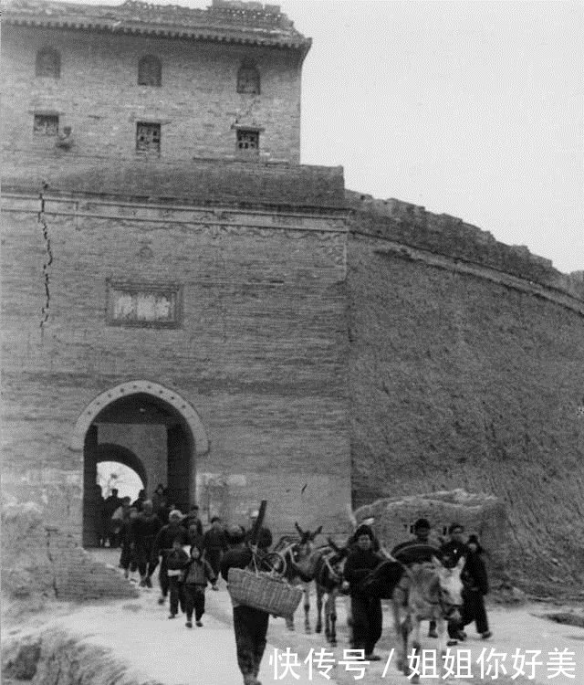 1909年时的陕西景象：人们穿着破旧，满眼都是黄土高