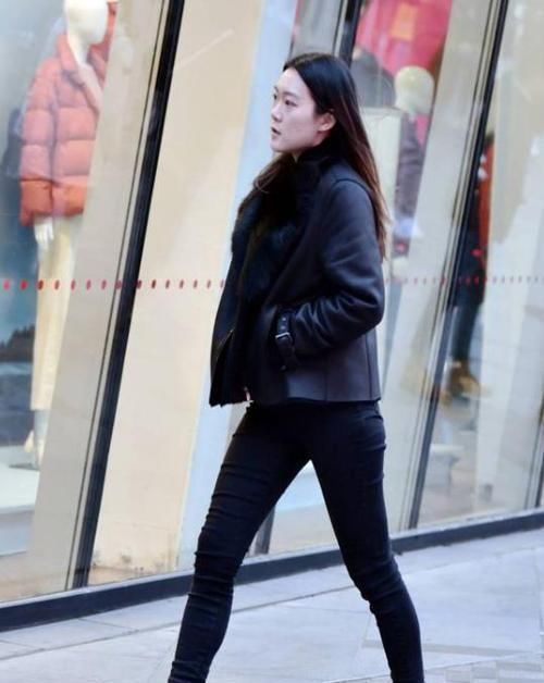 『美女』美女时尚街拍：身材高挑的美女，一件橙色背心配牛仔短裤，青春活力气质范