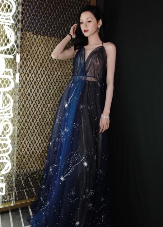 张予曦手提“铁箱”，身穿“睡衣”参加活动，难怪看着这么憔悴！