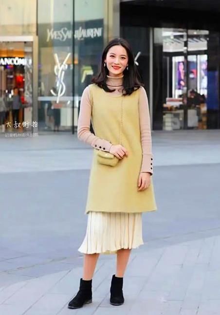 【美女】潮范儿女神来了,街拍:灼灼其华的美女,一件卡其色上衣配白色裙子,时尚气质风范